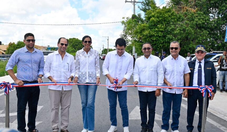 Collado inaugura reconstrucción calle Pastor Domingo de la Cruz en Verón, PC 