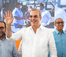 Gobierno entrega mercado público de La Vega, luego de que fuera destruido por un incendio