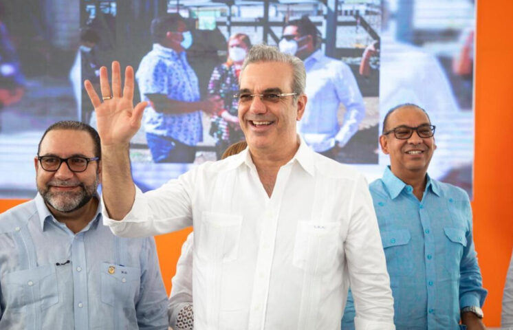 Gobierno entrega mercado público de La Vega, luego de que fuera destruido por un incendio