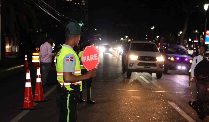 Autoridades realizarán pruebas de alcoholímetro a conductores para festividades navideñas