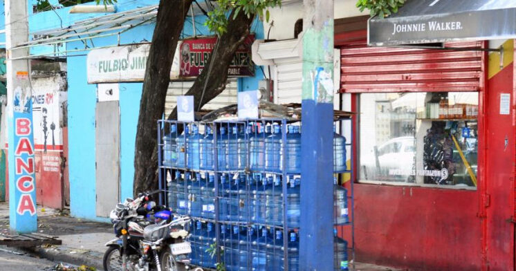 Hoy vence el plazo para colmados reubicar botellones de agua