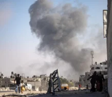 Tres muertos y decenas de heridos tras un ataque israelí contra una escuela en Gaza