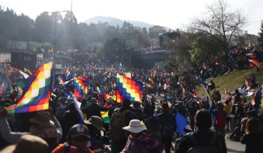 Bloque masivo en apoyo a Evo Morales en el centro de Bolivia