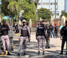 Seguridad reforzada y decenas de manifestantes frente al Congreso por reforma fiscal