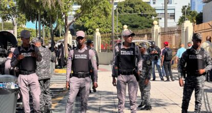 Seguridad reforzada y decenas de manifestantes frente al Congreso por reforma fiscal