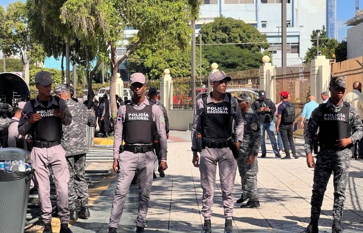 Seguridad reforzada y decenas de manifestantes frente al Congreso por reforma fiscal