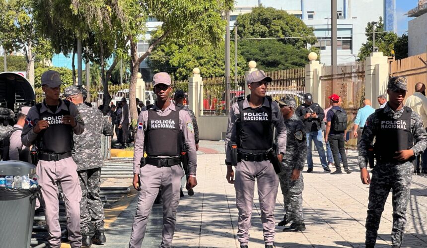 Seguridad reforzada y decenas de manifestantes frente al Congreso por reforma fiscal