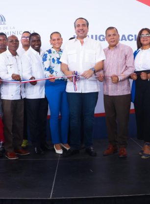 El INEFI entrega moderno polideportivo y utilerías deportivas en escuelas Elías Piña