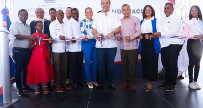 El INEFI entrega moderno polideportivo y utilerías deportivas en escuelas Elías Piña