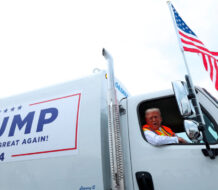 Donald Trump llega a un mitin en un camión de basura tras la crítica de Joe Biden