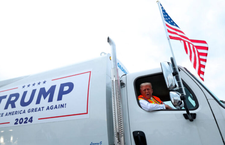 Donald Trump llega a un mitin en un camión de basura tras la crítica de Joe Biden