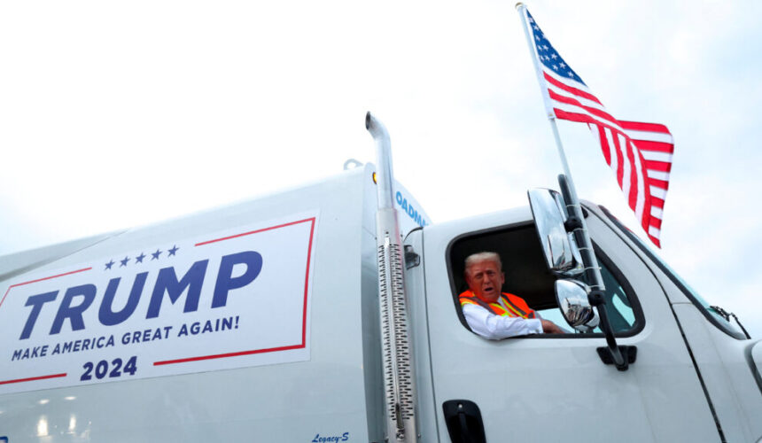 Donald Trump llega a un mitin en un camión de basura tras la crítica de Joe Biden