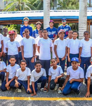 Los Dodgers e INEFI realizaron actividades deportivas en varias escuelas de Guerra