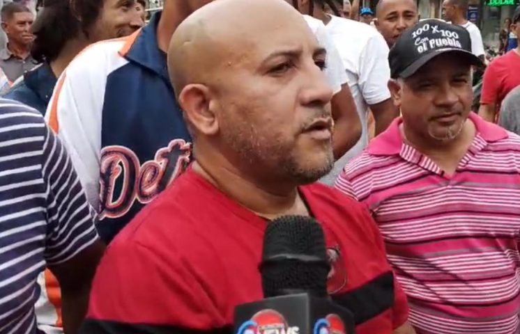  Choferes de Santiago protestan por mal estado de las calles y para que los incluyan en nuevo modelo de transporte