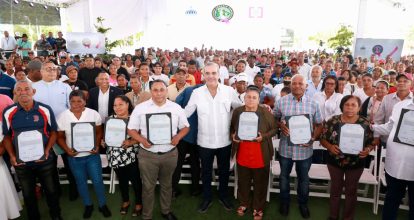 Abinader entrega 752 títulos de propiedad en Sánchez Ramírez