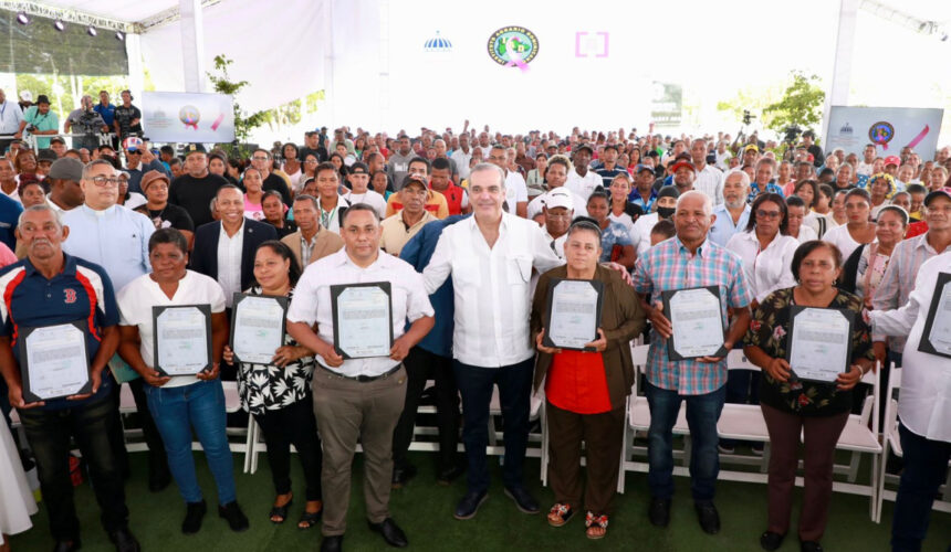 Abinader entrega 752 títulos de propiedad en Sánchez Ramírez