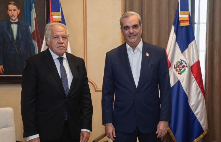 Abinader recibe en el Palacio Nacional al secretario general de la OEA, Luis Almagro