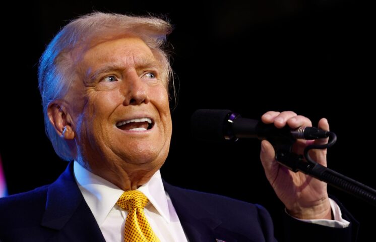 Trump busca conquistar el voto latino en un mitin en Albuquerque