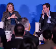 Reconocimiento a Carolina Mejía en Madrid por su modelo de alianza público-privada comunitaria