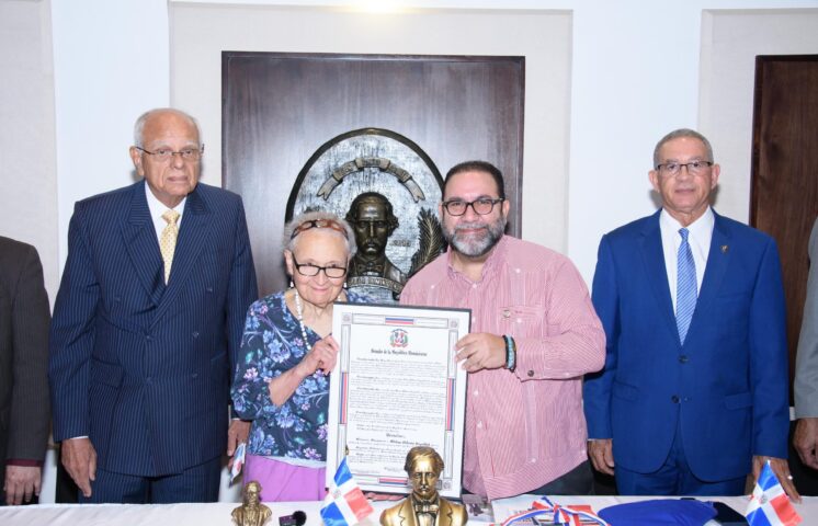 Senado de la República reconoce a escritora Rhina Polonia Espaillat