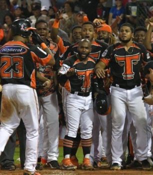 Estrellas y Toros dominan partidos de este domingo