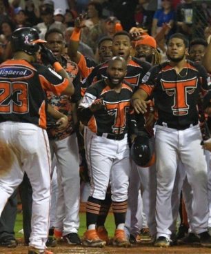 Estrellas y Toros dominan partidos de este domingo