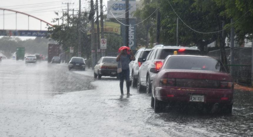 COE mantiene cinco provincias en alerta amarilla por vaguada