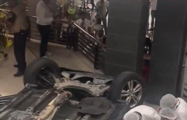 Vehículo cae desde el segundo piso en el Supermercado Nacional