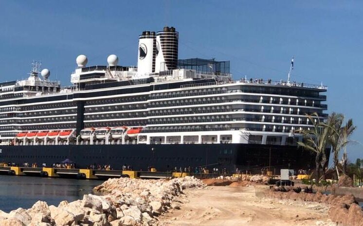 El puerto de Cabo Rojo recibe el cuarto crucero del año con más de 2,000 turistas