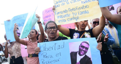 Protestan para que profesor acusado de presunta violación a estudiante en SPM sea liberado