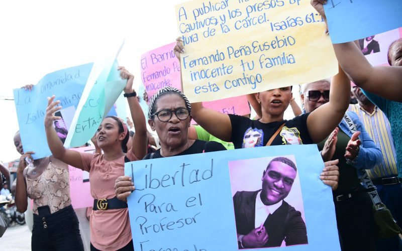 Protestan para que profesor acusado de presunta violación a estudiante en SPM sea liberado