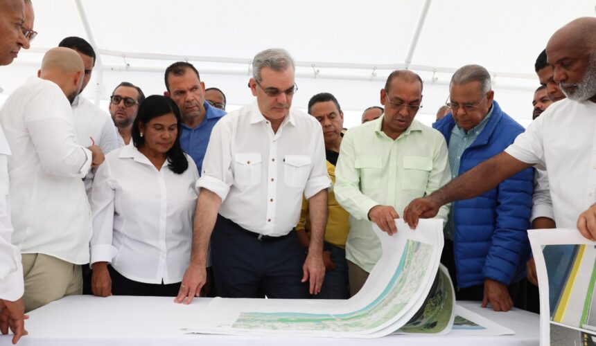 Presidente Luis Abinader supervisa los trabajos del malecón de Nagua