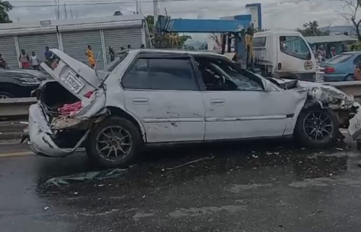 Al menos 20 vehículos involucrados en accidente múltiple en la autopista Joaquín Balaguer