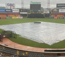 Condición climática complica juego entre Águilas y Toros del Este en Estadio del Cibao