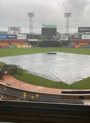 Condición climática complica juego entre Águilas y Toros del Este en Estadio del Cibao