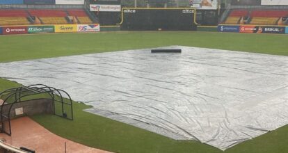 Condición climática complica juego entre Águilas y Toros del Este en Estadio del Cibao