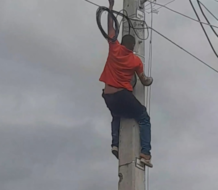 Un señor recibe descarga eléctrica tras hacer contacto con cable de alta tensión