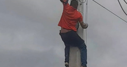 Un señor recibe descarga eléctrica tras hacer contacto con cable de alta tensión