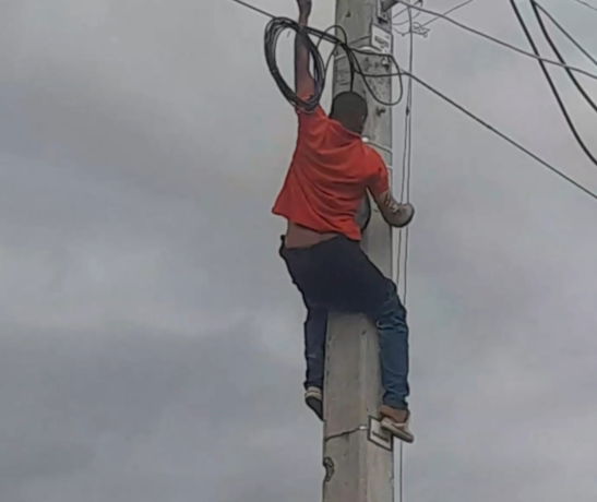 Un señor recibe descarga eléctrica tras hacer contacto con cable de alta tensión