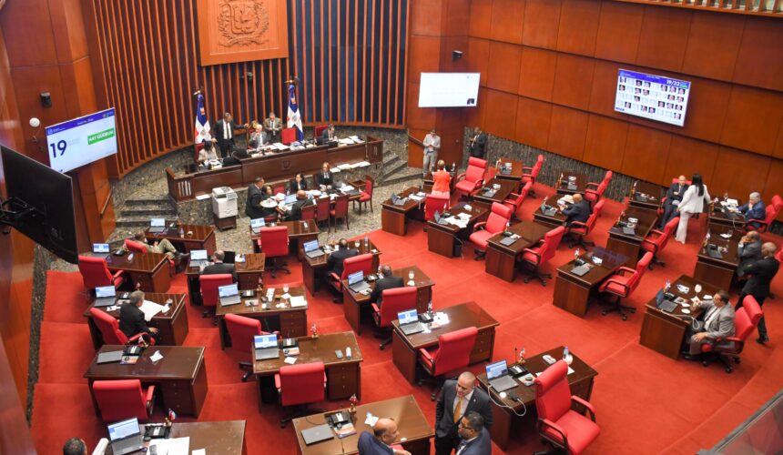 Proponen reducir exoneraciones de los legisladores para el 2028