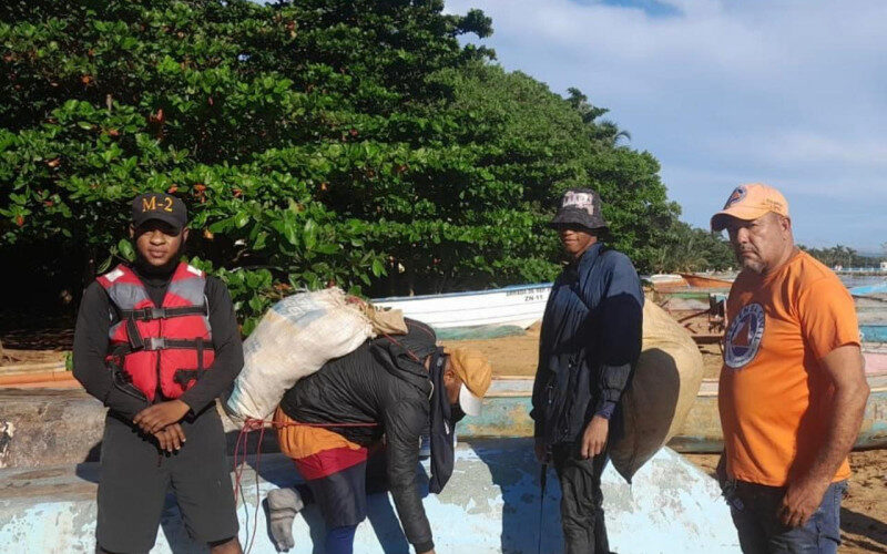 Rescatan a dos pescadores con vida y recuperan los cadáveres de otros dos en Miches