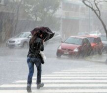 ¡Sombrilla en mano!Lluvias intensas este fin de semana, según Indomet