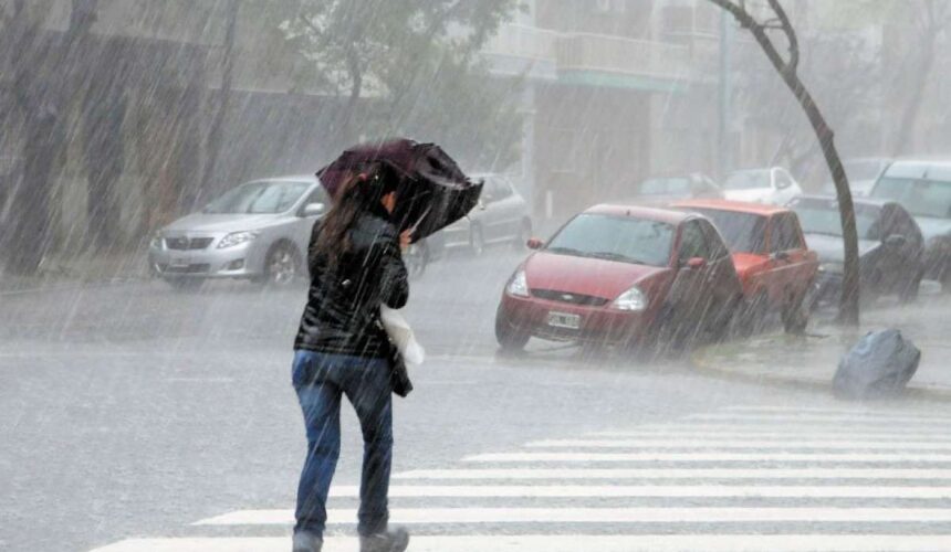 ¡Sombrilla en mano!Lluvias intensas este fin de semana, según Indomet