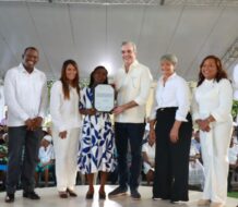 Abinader entrega 394 títulos de propiedad en Ramón Santana