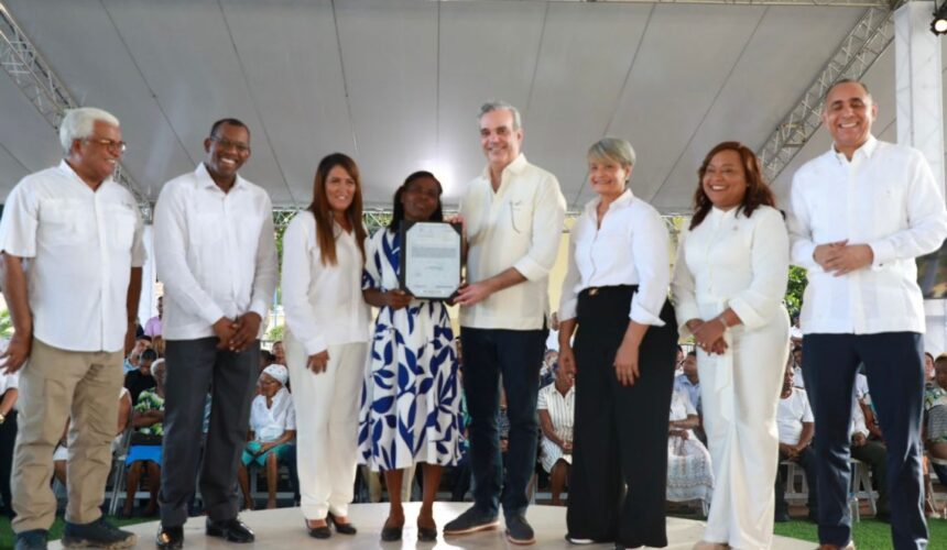 Abinader entrega 394 títulos de propiedad en Ramón Santana