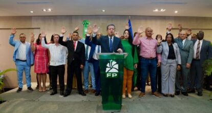 Leonel Fernández critica al gobierno del PRM durante juramentación de nuevos miembros de Fuerza del Pueblo