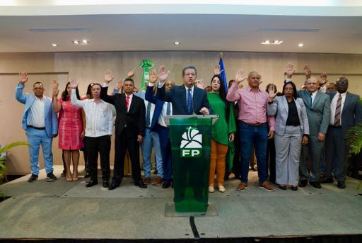 Leonel Fernández critica al gobierno del PRM durante juramentación de nuevos miembros de Fuerza del Pueblo