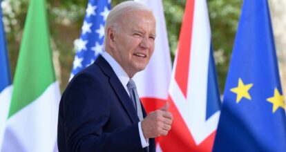 Joe Biden se confunde y camina hacia el bosque amazónico en Brasil