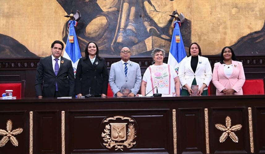 Beatriz Paredes aboga por igualdad y seguridad social en conferencia sobre la violencia de género