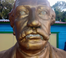 Busto de Duarte aparece lleno de chiclets en SPM